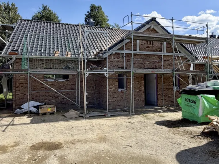 Doppelbungalow im Bau mit Klinkerfassade, gedecktem Dach und Gerüst